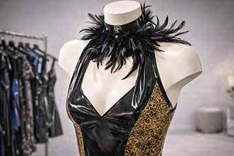 latex kleding aantrekken